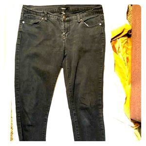 Forever 21 Black Low Rise Skinny Jeans Size 28